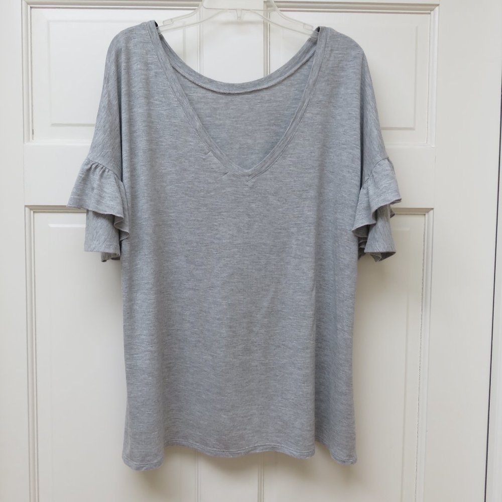 Chelsea 28 (Nordstrom) Gray Ruffle sleeve v back tee size M - Picture 4 of 8